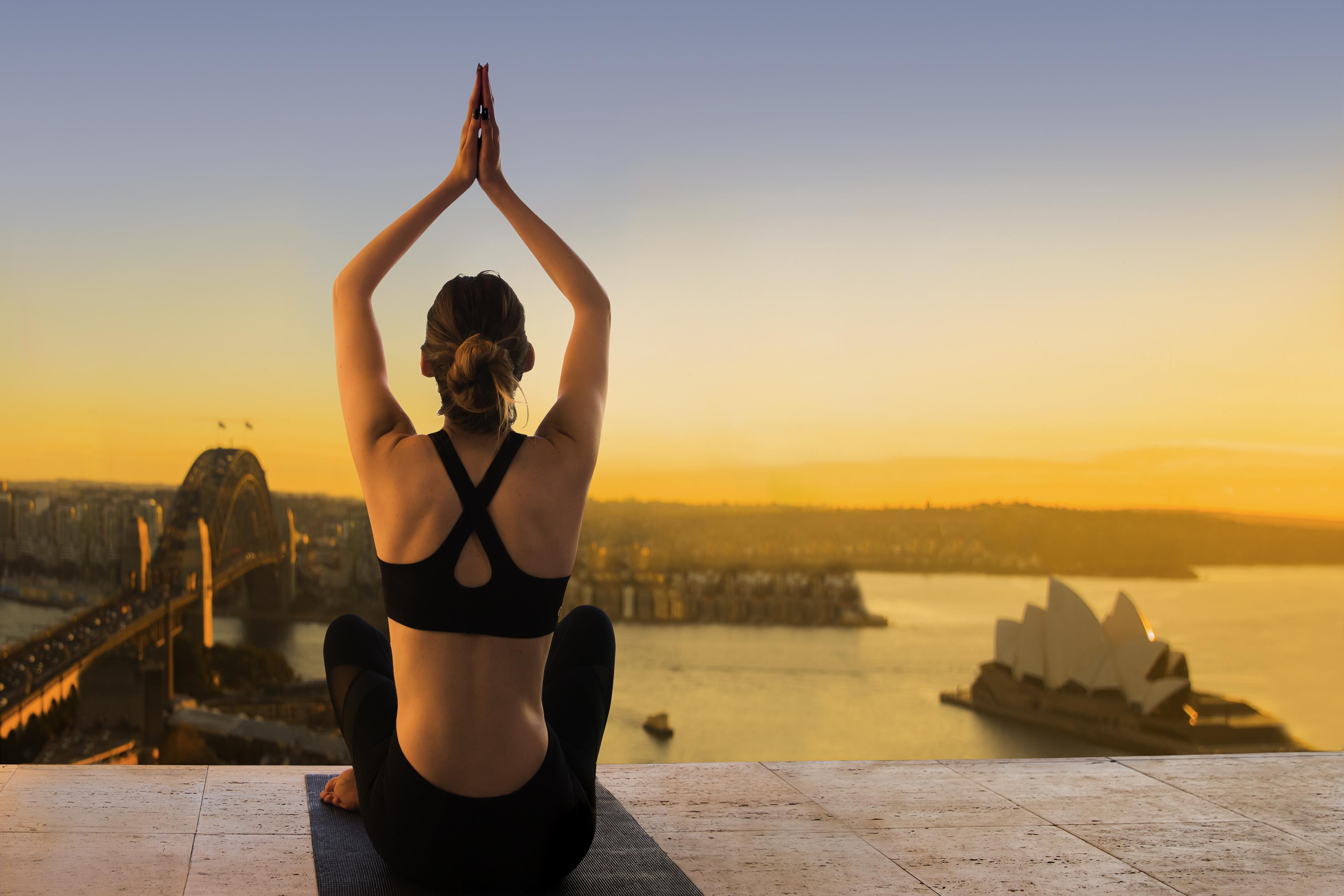 The Sebel Quay West Suites Sydney Luaran gambar A woman practicing yoga at the Sydney Opera House