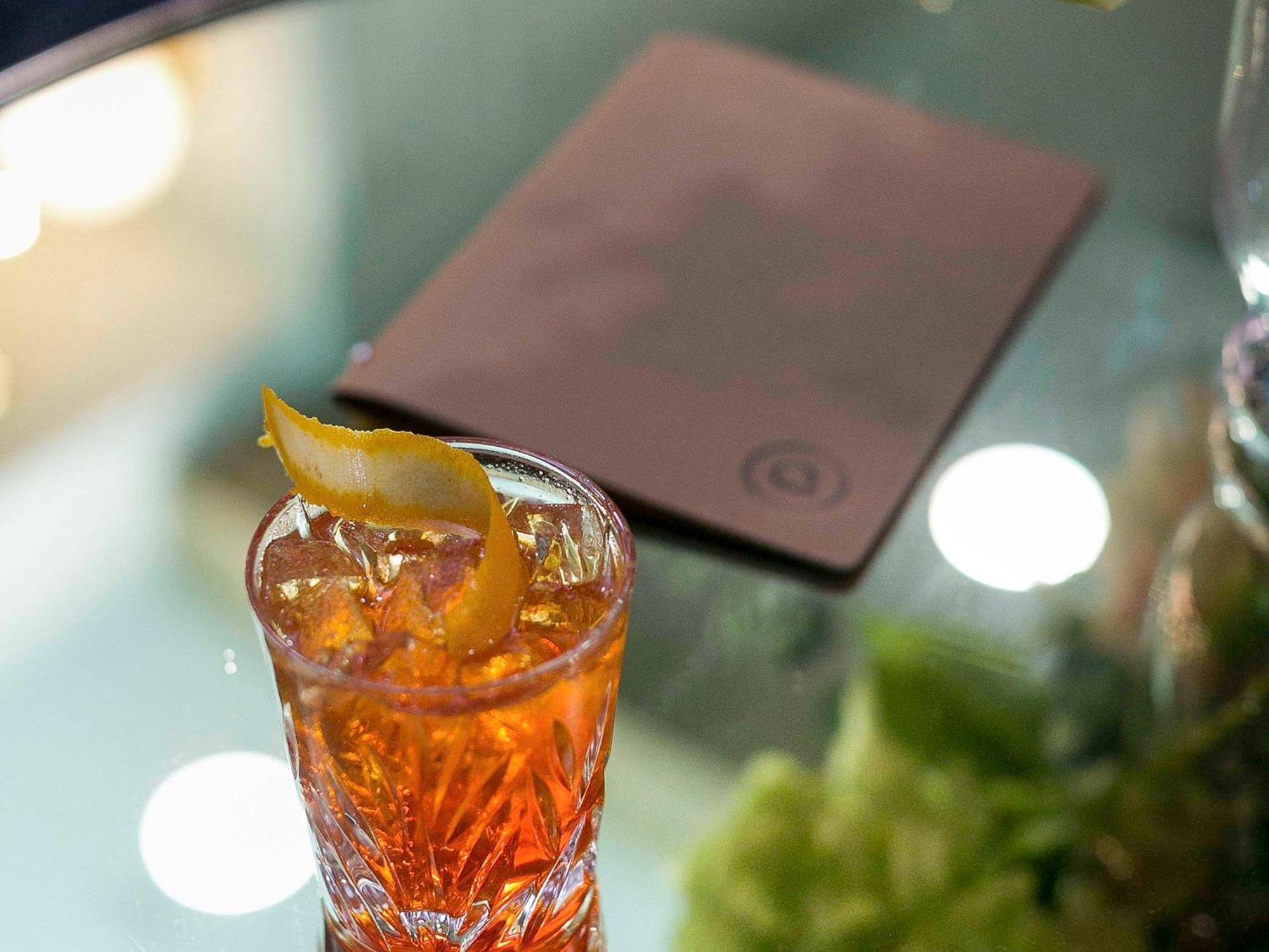 The Sebel Quay West Suites Sydney Luaran gambar A Negroni cocktail